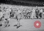 Image maire LaGuardia de New York inaugure un match de baseball Bronx New York City USA, 1937, de la seconde 24 séquences d'archives historiques vidéo 65675035826
