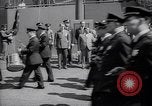 Image maire LaGuardia de New York inaugure un match de baseball Bronx New York City USA, 1937, de la seconde 25 séquences d'archives historiques vidéo 65675035826