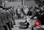 Image maire LaGuardia de New York inaugure un match de baseball Bronx New York City USA, 1937, de la seconde 26 séquences d'archives historiques vidéo 65675035826