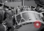 Image maire LaGuardia de New York inaugure un match de baseball Bronx New York City USA, 1937, de la seconde 27 séquences d'archives historiques vidéo 65675035826