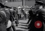 Image maire LaGuardia de New York inaugure un match de baseball Bronx New York City USA, 1937, de la seconde 28 séquences d'archives historiques vidéo 65675035826