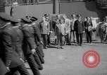 Image maire LaGuardia de New York inaugure un match de baseball Bronx New York City USA, 1937, de la seconde 29 séquences d'archives historiques vidéo 65675035826