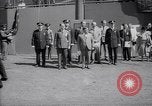 Image maire LaGuardia de New York inaugure un match de baseball Bronx New York City USA, 1937, de la seconde 30 séquences d'archives historiques vidéo 65675035826