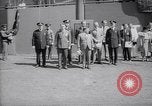Image maire LaGuardia de New York inaugure un match de baseball Bronx New York City USA, 1937, de la seconde 31 séquences d'archives historiques vidéo 65675035826