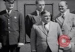 Image maire LaGuardia de New York inaugure un match de baseball Bronx New York City USA, 1937, de la seconde 32 séquences d'archives historiques vidéo 65675035826