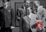 Image maire LaGuardia de New York inaugure un match de baseball Bronx New York City USA, 1937, de la seconde 33 séquences d'archives historiques vidéo 65675035826
