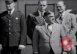 Image maire LaGuardia de New York inaugure un match de baseball Bronx New York City USA, 1937, de la seconde 35 séquences d'archives historiques vidéo 65675035826