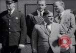 Image maire LaGuardia de New York inaugure un match de baseball Bronx New York City USA, 1937, de la seconde 36 séquences d'archives historiques vidéo 65675035826