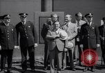 Image maire LaGuardia de New York inaugure un match de baseball Bronx New York City USA, 1937, de la seconde 39 séquences d'archives historiques vidéo 65675035826