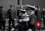 Image maire LaGuardia de New York inaugure un match de baseball Bronx New York City USA, 1937, de la seconde 40 séquences d'archives historiques vidéo 65675035826