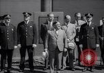 Image maire LaGuardia de New York inaugure un match de baseball Bronx New York City USA, 1937, de la seconde 41 séquences d'archives historiques vidéo 65675035826