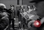 Image maire LaGuardia de New York inaugure un match de baseball Bronx New York City USA, 1937, de la seconde 46 séquences d'archives historiques vidéo 65675035826