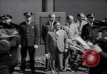 Image maire LaGuardia de New York inaugure un match de baseball Bronx New York City USA, 1937, de la seconde 47 séquences d'archives historiques vidéo 65675035826