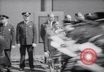 Image maire LaGuardia de New York inaugure un match de baseball Bronx New York City USA, 1937, de la seconde 48 séquences d'archives historiques vidéo 65675035826