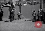 Image maire LaGuardia de New York inaugure un match de baseball Bronx New York City USA, 1937, de la seconde 56 séquences d'archives historiques vidéo 65675035826