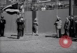 Image maire LaGuardia de New York inaugure un match de baseball Bronx New York City USA, 1937, de la seconde 57 séquences d'archives historiques vidéo 65675035826