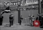 Image maire LaGuardia de New York inaugure un match de baseball Bronx New York City USA, 1937, de la seconde 62 séquences d'archives historiques vidéo 65675035826