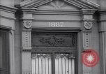 Standbild Brownstone Gebäude 1887 in New York New York City USA, 1939, aus Sekunde 17 historischem Filmmaterial Videoclip 65675035842
