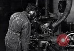 Standbild Die Wissenschaftler arbeiten an Uran Oak Ridge Tennessee, 1946, aus Sekunde 28 historischem Filmmaterial Videoclip 65675035851