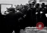 Standbild Würdenträger im Schloss von Versailles Paris Frankreich, 1919, aus Sekunde 3 historischem Filmmaterial Videoclip 65675035878