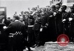Standbild Würdenträger im Schloss von Versailles Paris Frankreich, 1919, aus Sekunde 10 historischem Filmmaterial Videoclip 65675035878