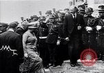 Standbild Würdenträger im Schloss von Versailles Paris Frankreich, 1919, aus Sekunde 17 historischem Filmmaterial Videoclip 65675035878