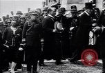Standbild Würdenträger im Schloss von Versailles Paris Frankreich, 1919, aus Sekunde 20 historischem Filmmaterial Videoclip 65675035878