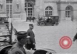 Standbild Würdenträger im Schloss von Versailles Paris Frankreich, 1919, aus Sekunde 27 historischem Filmmaterial Videoclip 65675035878