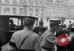 Standbild Würdenträger im Schloss von Versailles Paris Frankreich, 1919, aus Sekunde 30 historischem Filmmaterial Videoclip 65675035878