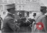 Standbild Würdenträger im Schloss von Versailles Paris Frankreich, 1919, aus Sekunde 31 historischem Filmmaterial Videoclip 65675035878