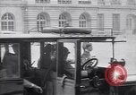 Standbild Würdenträger im Schloss von Versailles Paris Frankreich, 1919, aus Sekunde 32 historischem Filmmaterial Videoclip 65675035878