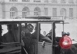Standbild Würdenträger im Schloss von Versailles Paris Frankreich, 1919, aus Sekunde 33 historischem Filmmaterial Videoclip 65675035878
