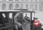 Standbild Würdenträger im Schloss von Versailles Paris Frankreich, 1919, aus Sekunde 34 historischem Filmmaterial Videoclip 65675035878