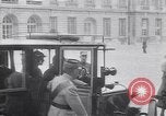Standbild Würdenträger im Schloss von Versailles Paris Frankreich, 1919, aus Sekunde 35 historischem Filmmaterial Videoclip 65675035878