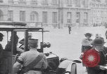 Standbild Würdenträger im Schloss von Versailles Paris Frankreich, 1919, aus Sekunde 36 historischem Filmmaterial Videoclip 65675035878