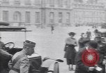 Standbild Würdenträger im Schloss von Versailles Paris Frankreich, 1919, aus Sekunde 37 historischem Filmmaterial Videoclip 65675035878