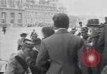 Standbild Würdenträger im Schloss von Versailles Paris Frankreich, 1919, aus Sekunde 38 historischem Filmmaterial Videoclip 65675035878