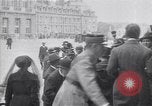 Standbild Würdenträger im Schloss von Versailles Paris Frankreich, 1919, aus Sekunde 39 historischem Filmmaterial Videoclip 65675035878