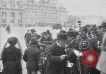 Standbild Würdenträger im Schloss von Versailles Paris Frankreich, 1919, aus Sekunde 40 historischem Filmmaterial Videoclip 65675035878