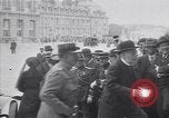 Standbild Würdenträger im Schloss von Versailles Paris Frankreich, 1919, aus Sekunde 41 historischem Filmmaterial Videoclip 65675035878