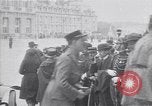 Standbild Würdenträger im Schloss von Versailles Paris Frankreich, 1919, aus Sekunde 42 historischem Filmmaterial Videoclip 65675035878