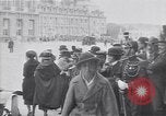 Standbild Würdenträger im Schloss von Versailles Paris Frankreich, 1919, aus Sekunde 43 historischem Filmmaterial Videoclip 65675035878
