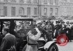 Standbild Würdenträger im Schloss von Versailles Paris Frankreich, 1919, aus Sekunde 44 historischem Filmmaterial Videoclip 65675035878