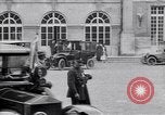 Standbild Würdenträger im Schloss von Versailles Paris Frankreich, 1919, aus Sekunde 46 historischem Filmmaterial Videoclip 65675035878