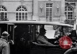 Standbild Würdenträger im Schloss von Versailles Paris Frankreich, 1919, aus Sekunde 51 historischem Filmmaterial Videoclip 65675035878