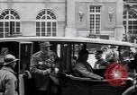 Standbild Würdenträger im Schloss von Versailles Paris Frankreich, 1919, aus Sekunde 55 historischem Filmmaterial Videoclip 65675035878