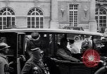 Standbild Würdenträger im Schloss von Versailles Paris Frankreich, 1919, aus Sekunde 56 historischem Filmmaterial Videoclip 65675035878