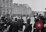 Standbild Würdenträger im Schloss von Versailles Paris Frankreich, 1919, aus Sekunde 57 historischem Filmmaterial Videoclip 65675035878