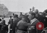Standbild Würdenträger im Schloss von Versailles Paris Frankreich, 1919, aus Sekunde 58 historischem Filmmaterial Videoclip 65675035878