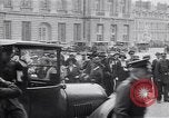 Standbild Würdenträger im Schloss von Versailles Paris Frankreich, 1919, aus Sekunde 61 historischem Filmmaterial Videoclip 65675035878